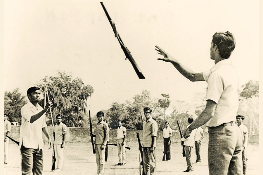 A training session of a group of young recruits of Mukti Bahini — ABP Archive