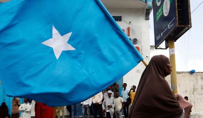 A Somali woman carries their flag during a march against the Ethiopia-Somaliland port deal along KM4 street in Mogadishu, Somalia January 11, 2024. REUTERS/Feisal Omar/File Photo