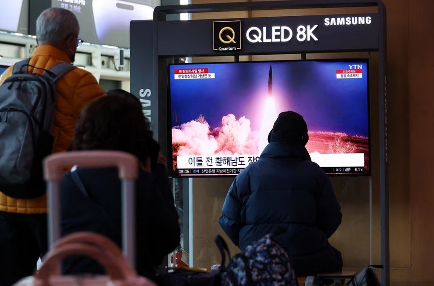 People watch a TV broadcasting a news report on North Korea firing a ballistic missile into the sea off its east coast, at a railway station in Seoul, South Korea, March 16, 2023. REUTERS/Kim Hong-Ji