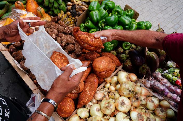A person buys vegetables in downtown Havana, Cuba, March 11, 2024. REUTERS/Alexandre Meneghini