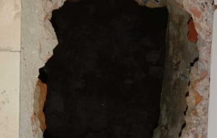 সুড়ঙ্গ খনন করে কংক্রিটের মেঝে ভেঙে দোকানে প্রবেশ করে চোর। ছবি: বিডিনিউজ টোয়েন্টিফোর ডটকম