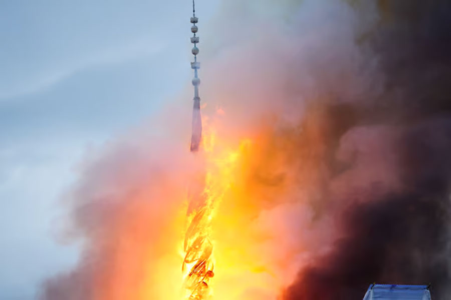 A view of the Old Stock Exchange's "twisted dragons on spire" during a fire at the Boersen, in Copenhagen, Denmark April 16, 2024. Photo : REUTERS