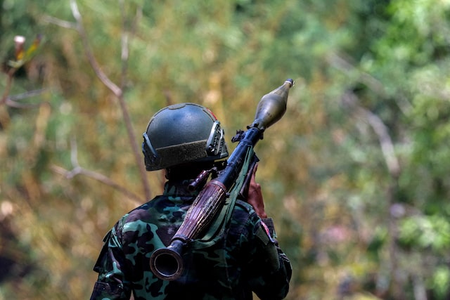 A soldier from the Karen National Liberation Army (KNLA) carries an RPG launcher at a Myanmar military base at Thingyan Nyi Naung village on the outskirts of Myawaddy, the Thailand-Myanmar border town under the control of a coalition of rebel forces led by the Karen National Union, in Myanmar, April 15, 2024/File Photo