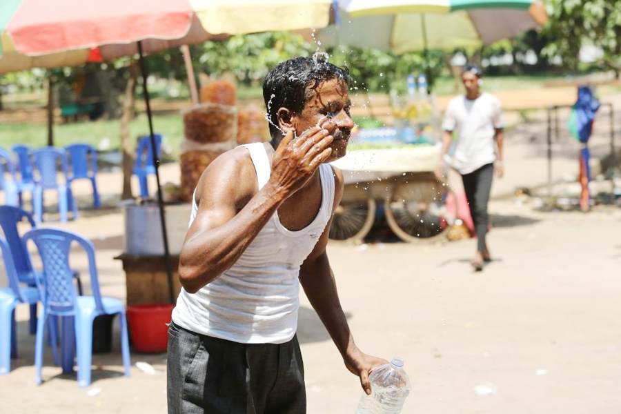 A man tries to cools down by splashing water on his face in Dhaka, on April 20, 2024—Xinhua Photo