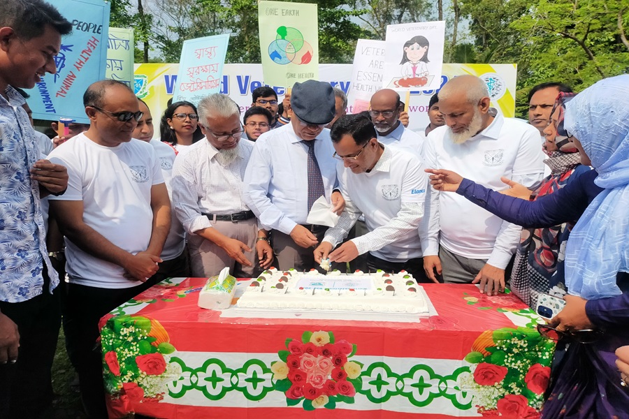 A cake was cut on the occasion of World Veterinary Day