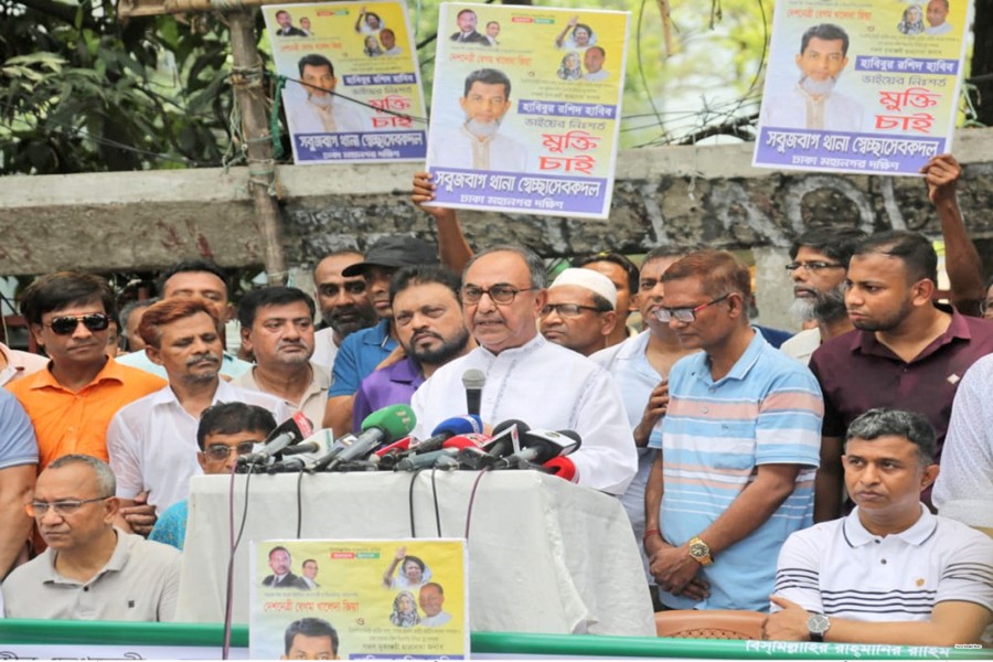 BNP senior leader Mirza Abbas speaking at a human chain programme in front of the National Press Club in the city on Saturday demanding release of the detained party leaders, including its chairperson Khaleda Zia — Focus Bangla