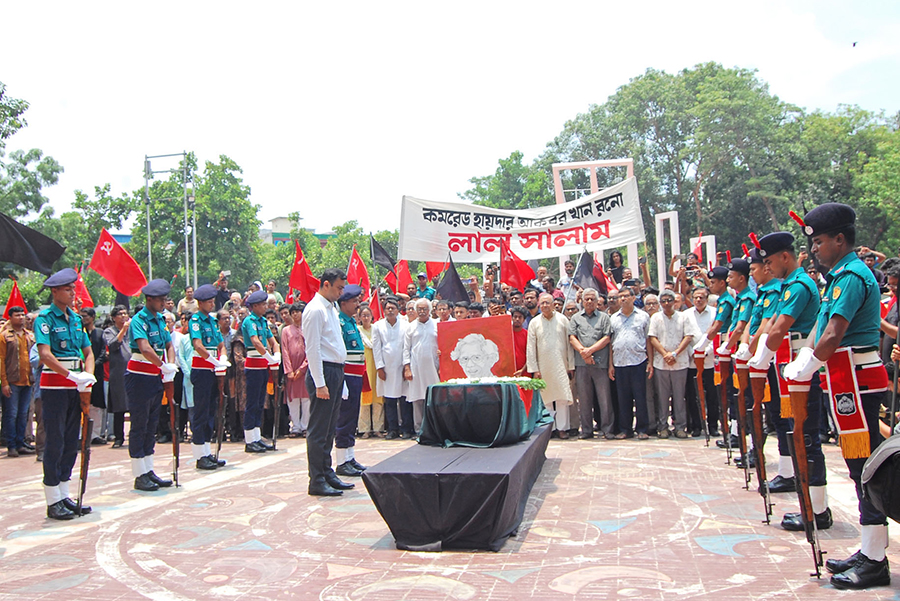 Communist Party of Bangladesh (CPB) adviser and valiant freedom fighter Haider Akbar Khan Rono was given a 'state guard of honour' at Shaheed Minar at 11:30 am on Monday — Focus Bangla photo