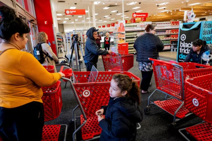 Shoppers converge in a Target store in Chicago, Illinois, U.S. November 21, 2023. REUTERS/Vincent Alban/File Photo