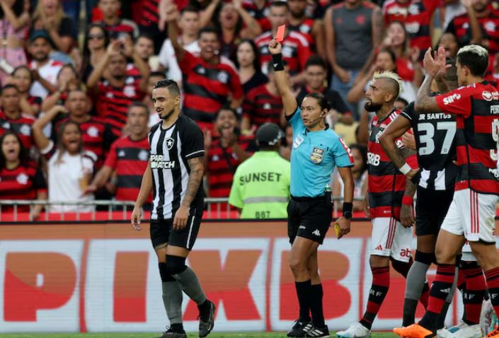 Soccer Football - Brasileiro Championship - Flamengo v Botafogo - Estadio Maracana, Rio de Janeiro, Brazil - April 30, 2023 Botafogo's Rafael is shown a red card by referee Edina Alves Batista REUTERS/Sergio Moraes/File Photo