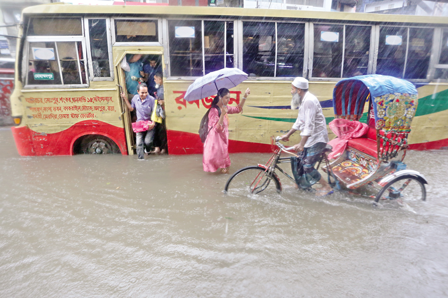 Cyclone Remal brings heavy rain to Dhaka Monday, causing waterlogging at key city intersections and commuter disruptions. This photo was taken from Shantinagar area. — FE Photo by Asad-Uz-Zaman