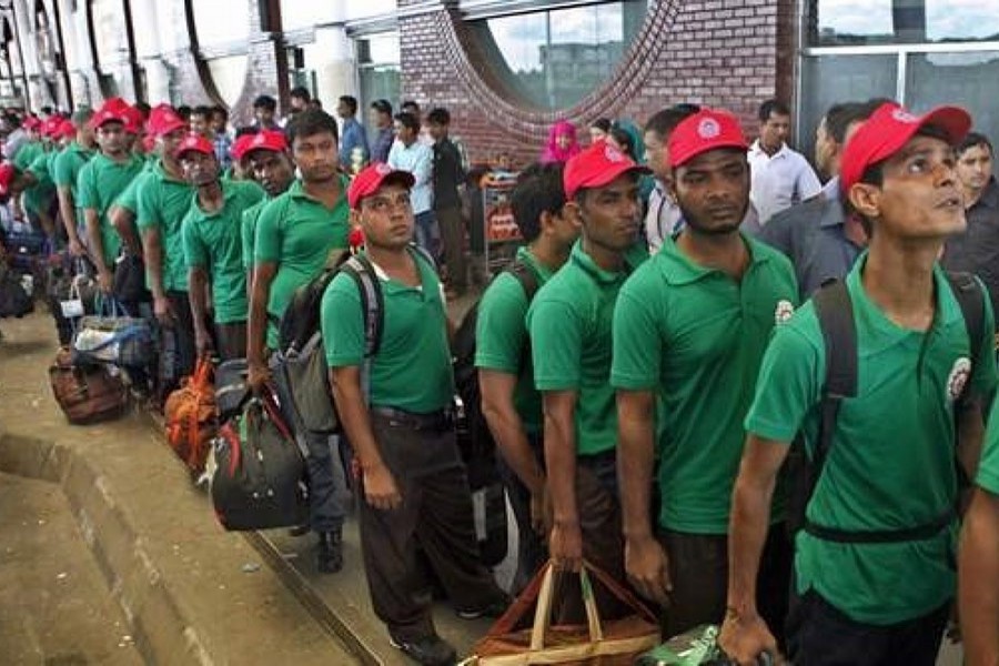 A long queue of migrant workers at the Hazrat Shahjalal International Airport in Dhaka — Photo: Collected