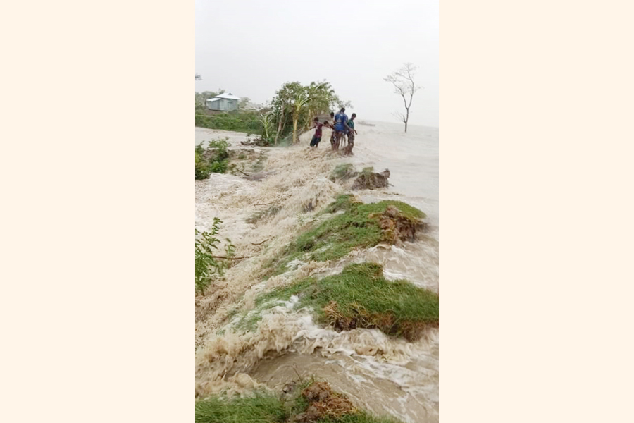 An embankment at Manpura in Bhola was badly damaged by cyclone Remal — Focus Bangla photo