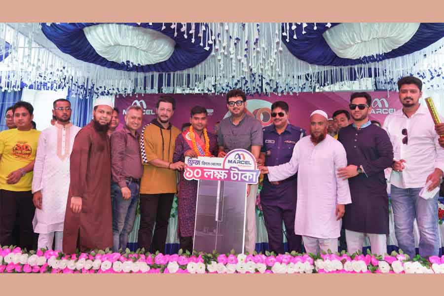 Marcel’s Brand Ambassador Amin Khan and Actor Mamnun Hasan Emon handed over a cheque of Tk 1 million (10 lakh) to Hazrat Ali, who was awarded the cashback buying a Marcel fridge.