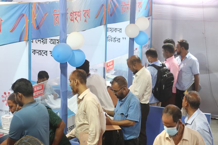 Tax payers at a booth to submit income tax return last year —FE File Photo