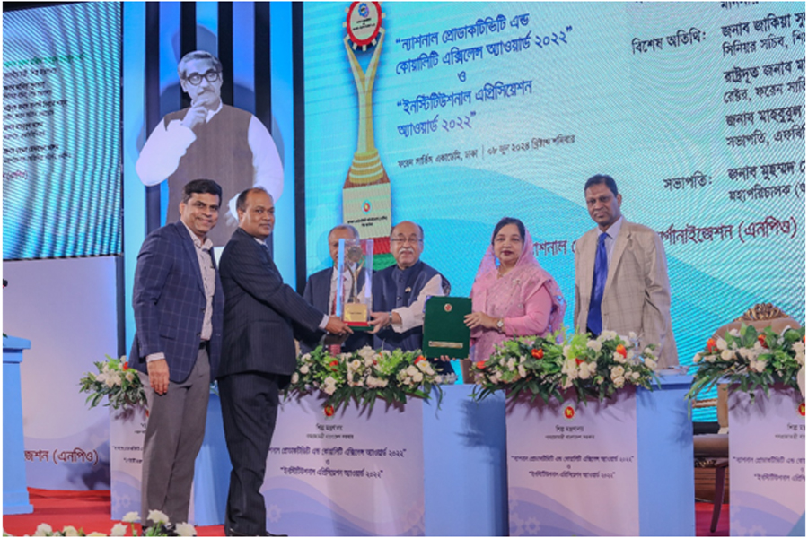 Omar Hannan, general manager, and Dr Engineer Golam Mostafa, chairman of Ispahani Group, received the National Productivity and Quality Excellence Award 2022 from Industries Minister Nurul Majid Mahmud Humayun at the Multipurpose Hallroom of the Foreign Service Academy in Dhaka city on Saturday.