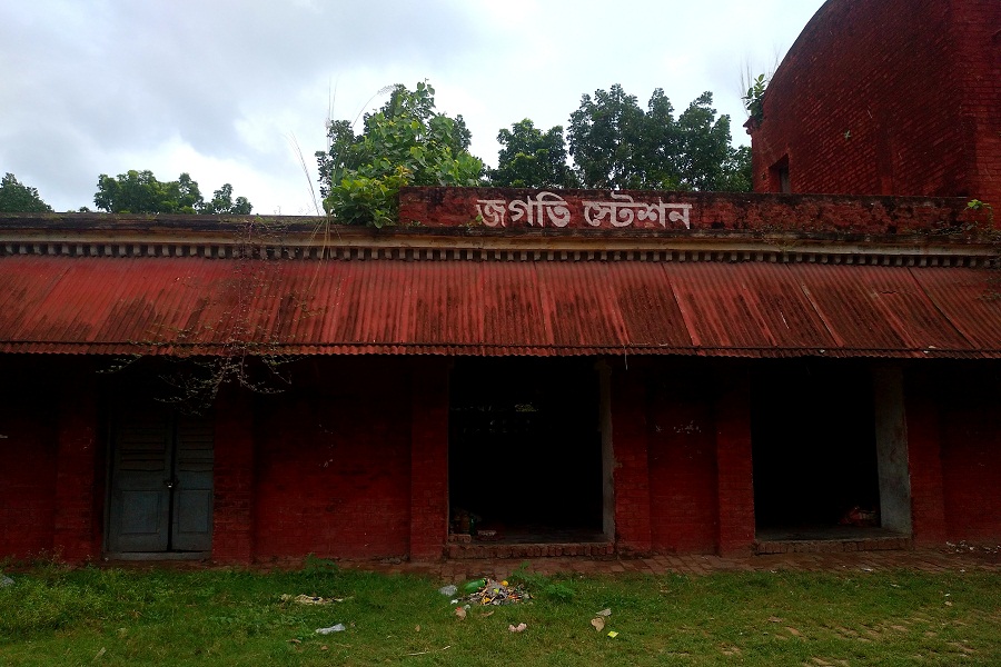ইতিহাস বলে ব্রিটিশ শাসনামলে কলকাতার শিয়ালদহ থেকে কুষ্টিয়া পর্যন্ত যাতায়াতের জন্য ১৮৬২ সালে জগতি স্টেশনটি চালু করা হয়।