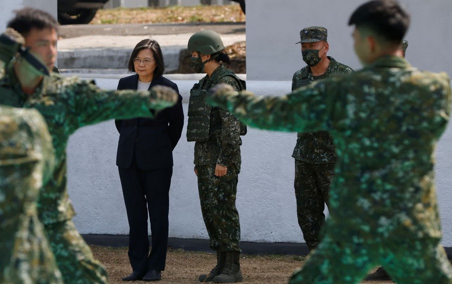 Taiwanese President Tsai Ing-wen looks at a close combat demonstration while visiting a military base in Chiayi, Taiwan March 25, 2023. REUTERS/Carlos Garcia Rawlins