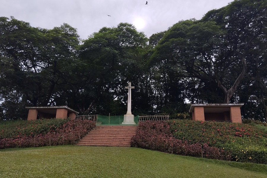 The cemetery contains 736 Commonwealth burials