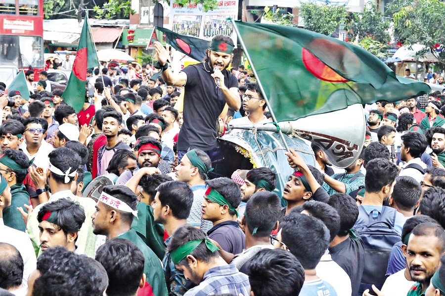 Students protesting against government job quotas occupy Shahbagh intersection in Dhaka on Friday afternoon as nationwide demonstrations continue. — FE Photo