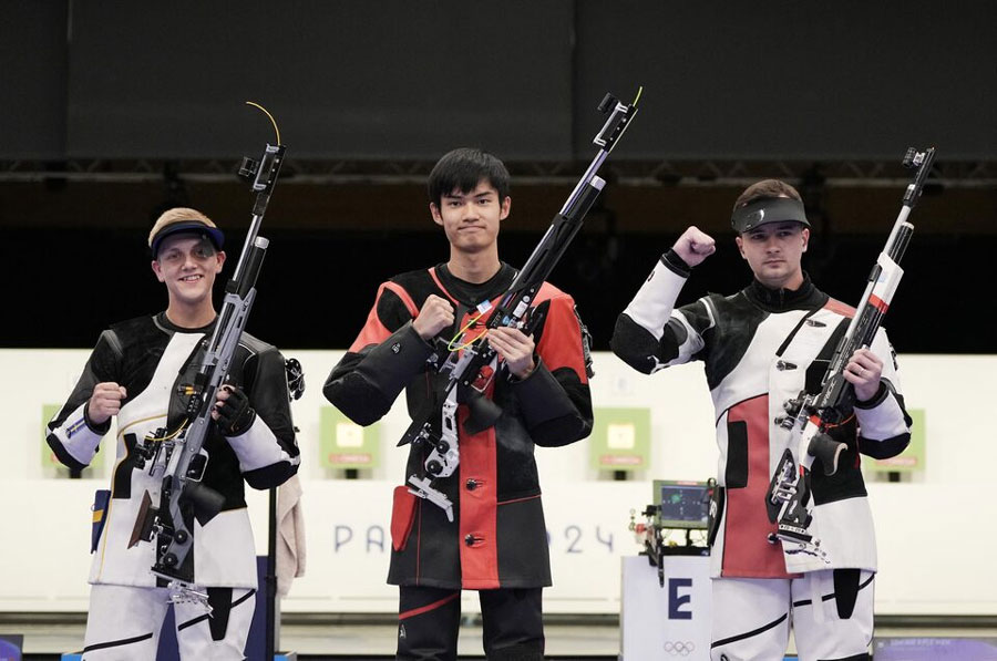 PARIS 2024 OLYMPICS - Shooting - 10m Air Rifle Men's Final - Chateauroux Shooting Centre, Dols, France - July 29, 2024. (L-R) Silver medallist Victor Lindgren of Sweden, gold medallist Lihao Sheng of China and bronze medallist Miran Maricic of Croatia pose with their air rifles after the final.