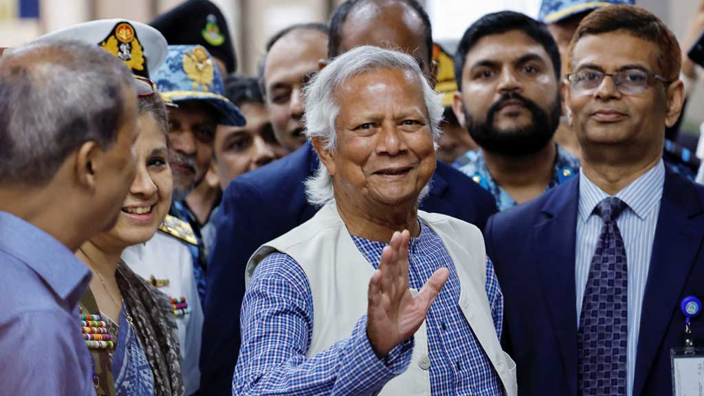 Nobel laureate Muhammad Yunus salutes to the attendees upon arrival at the Bangabhaban to take oath as the head of the interim government, in Dhaka, Bangladesh, Aug 8, 2024. REUTERS/Mohammad Ponir Hossain/File Photo