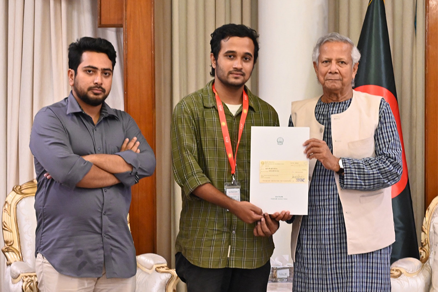 Chief Adviser Dr Muhammad Yunus hands over a cheque for Tk 1.0 billion to Mir Mahbubur Rahman Snigdha, general secretary of the July Shaheed Smriti Foundation from his relief and welfare fund at the state guest house Jamuna on Tuesday — FE photo
