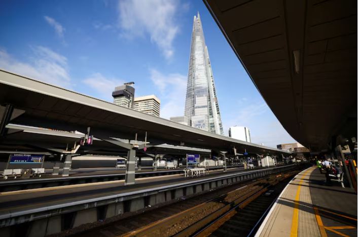 A general view of platforms of the London Bridge station, Britain July 27, 2022. REUTERS/Lisi Niesner/File Photo