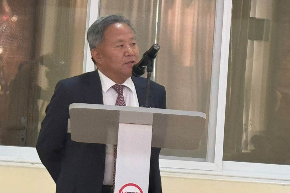 Korean Ambassador to Bangladesh Park Young Sik addressing a group of members of the Diplomatic Correspondents’ Association at the Korean EPZ in Chattogram on Saturday –FE Photo