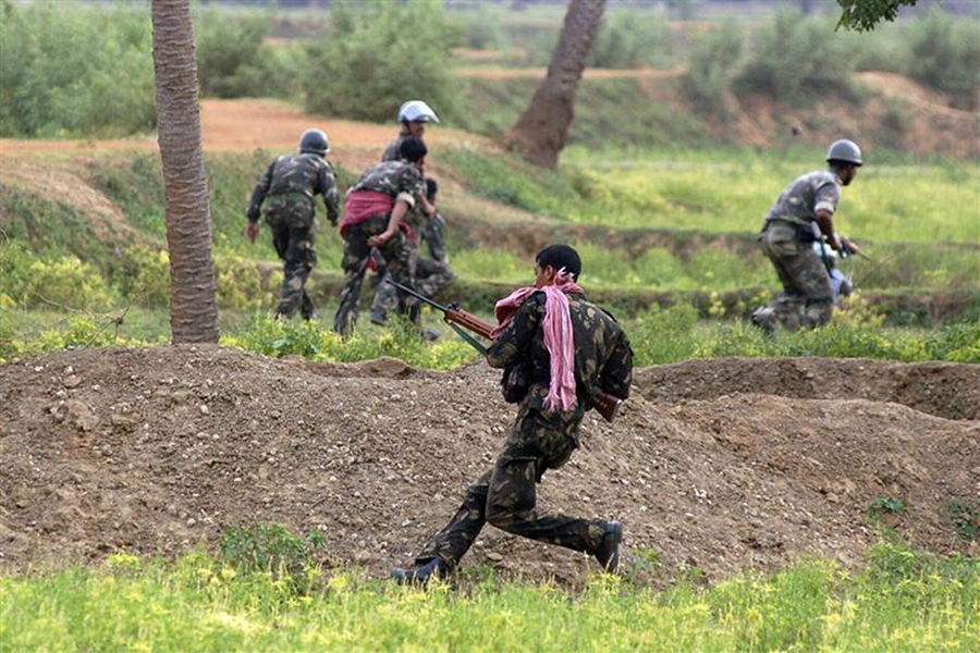 Paramilitary soldiers run for cover during a gunfight with Maoist rebels in Pirrakuli village, near Lalgarh, India on June 19, 2009 — Reuters/File