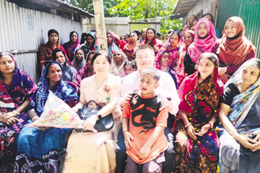 Mr Yao Wen, Chinese Ambassador to Bangladesh, and Madam Li Yu, the spouse of the Ambassador, visited Grameen Bank Jobra Branch, Jobra Museum and met local villagers on Friday.