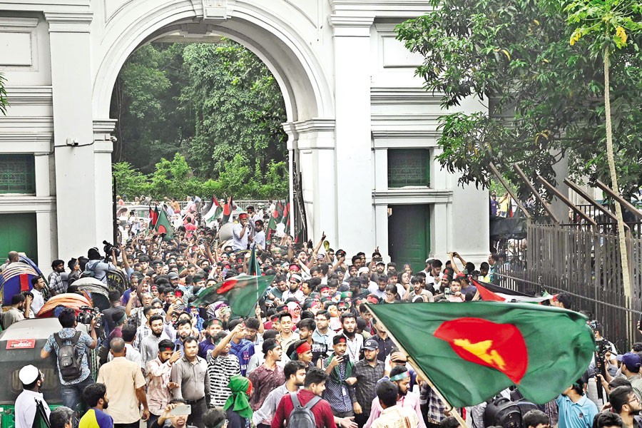Hundreds of students under the banner of 'Anti-discrimination Student Movement' lay siege to the High Court premises on Wednesday morning, seeking removal of the judges who acted as allies of the fascist regime. — FE Photo