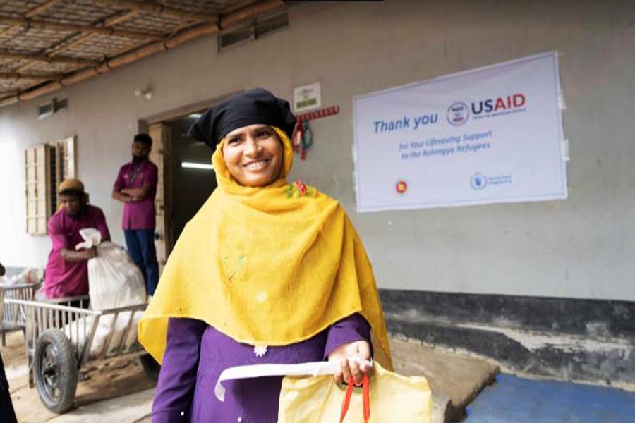 A Rohingya woman leaves a WFP e-voucher outlet after purchasing food for her family in Cox’s Bazar.