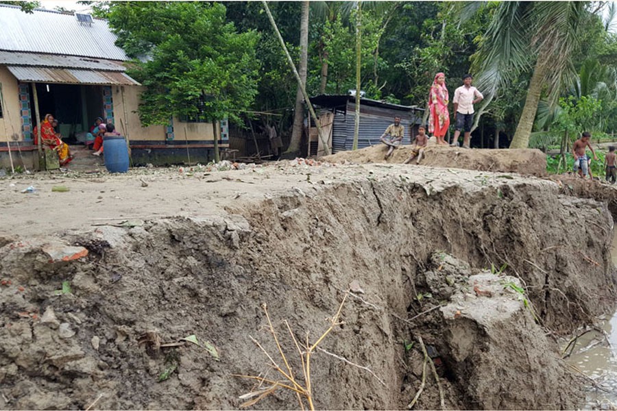 Erosion by the Modhumati River has taken an alarming turn at Kashipur village in Mohammadpur upazila of Magura district
