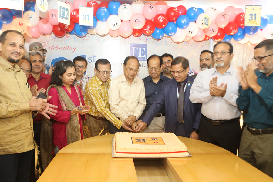 The Financial Express Editor Shamsul Huq Zahid, flanked by the daily’s clients and staff, cuts a cake at its conference room in the capital on Sunday, marking the 31th anniversary of the business broadsheet.