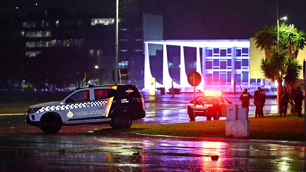 Police vehicles are seen in front of the Brazilian Supreme Court after explosions in the Three Powers Square in Brasilia, Brazil Nov 13, 2024. REUTERS/Tom Molina