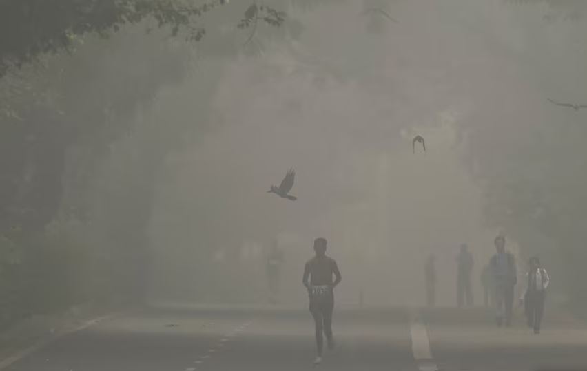 A man jogs as he participates in a marathon while the sky is enveloped with smog after Delhi’s air quality was classified as "hazardous" amidst severe air pollution, in New Delhi, India, November 14, 2024. REUTERS/Anushree Fadnavis TPX IMAGES OF THE DAY