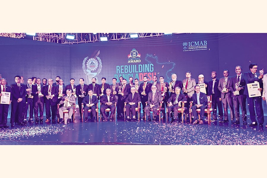 Finance Adviser Dr Salehuddin Ahmed is flanked by the honorees of the 14th ICMAB Best Corporate Award at a city hotel on Thursday. — FE Photo