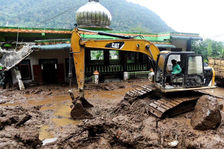 : An excavator moves soil during the search and rescue of victims on the site of a landslide caused by heavy rain at Semangat Gunung Village in Karo, North Sumatra province, Indonesia, November 25, 2024. REUTERS/Stringer/File Photo