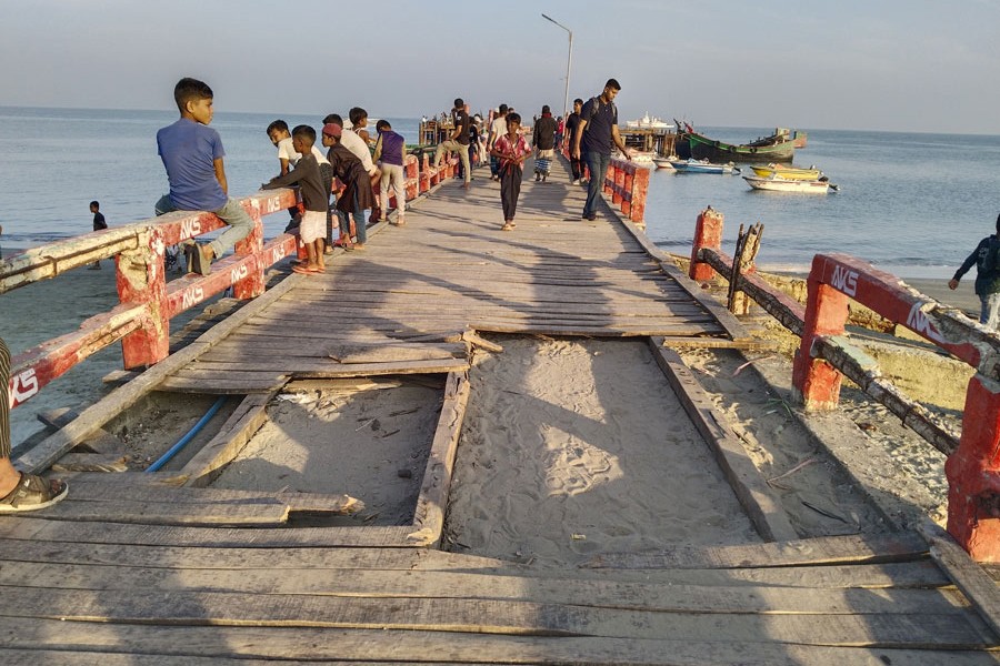 Photo shows the Saint Martin's jetty in a precarious condition