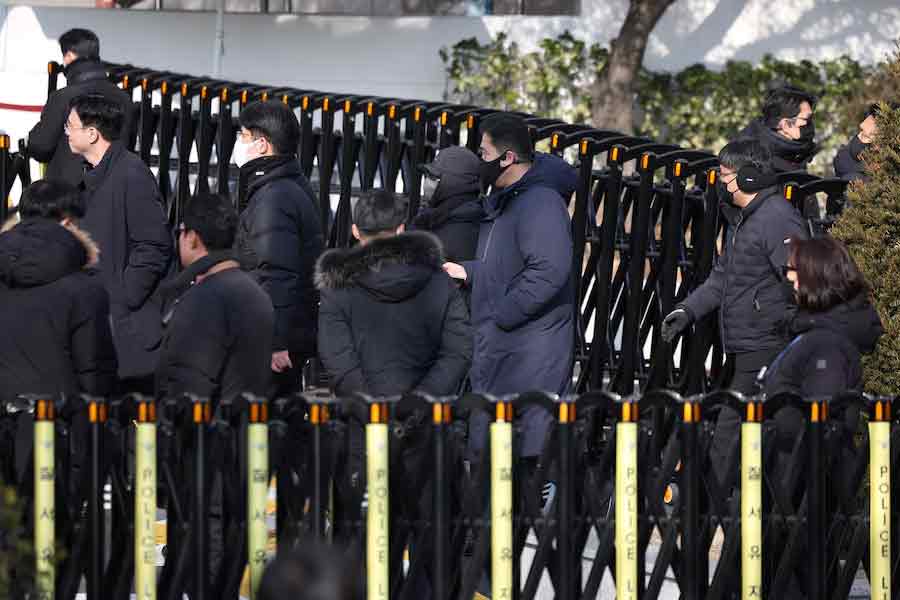 Police officers and investigators leaving impeached South Korean President Yoon Suk Yeol's official residence as investigators were unable to execute an arrest warrant on Friday for Yoon according to the Corruption Investigation Office for High-ranking Officials, in Seoul –Reuters photo