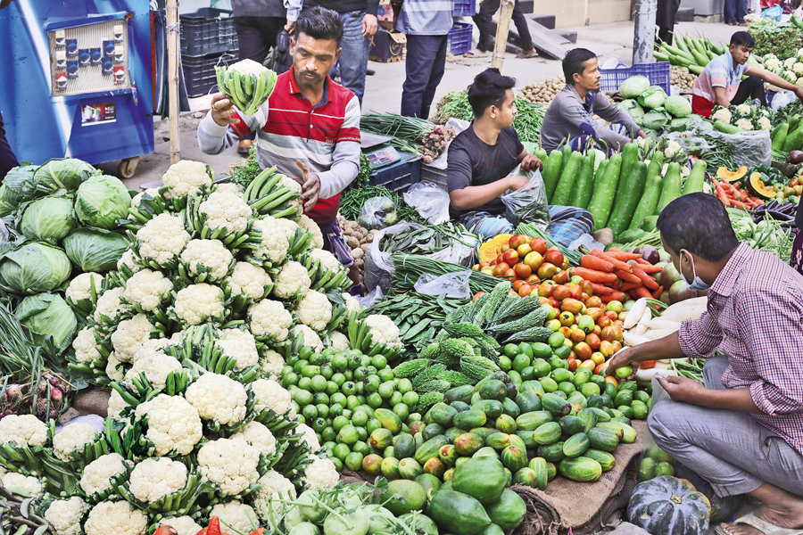 Winter vegetables are available in profusion in kitchen markets in Dhaka city. Such green produce also retails at affordable rates, much to the relief of commoners. The snap was shot in Motijheel area on Friday. — FE Photo