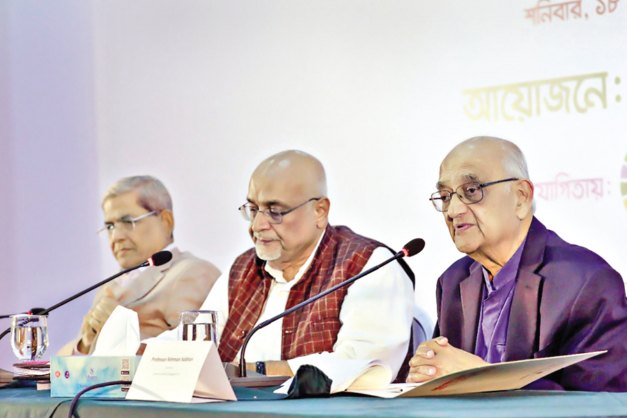 Chairman of Centre for Policy Dialogue Professor Rehman Sobhan speaks at a symposium titled 'White Paper and Thereafter: Economic Management, Reforms, and National Budget' at the Bangabandhu International Conference Centre in city on Saturday. Renowned economist Dr. Debapriya Bhattacharya and BNP Secretary General Mirza Fakhrul Islam Alamgir were also present. — FE Photo