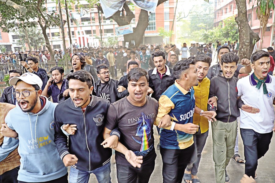 Students of seven colleges, which are no longer affiliated with Dhaka University, stage a protest in the capital city on Monday to press home a six-point demand, including the resignation of DU Pro-Vice-Chancellor (Academic) Prof Dr Mamun Ahmed. — FE Photo