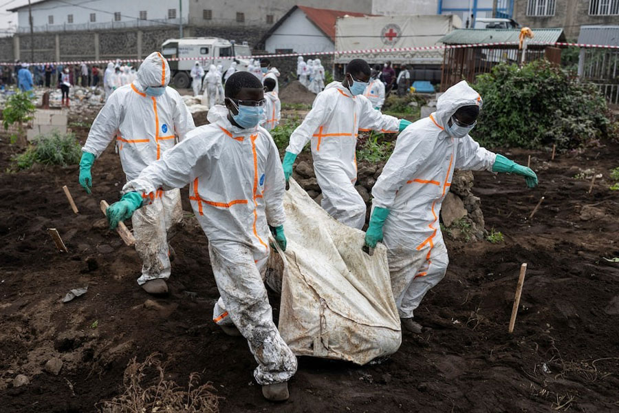 Red Cross team members proceed with the burial of victims of the fighting in Goma, following the intensification of fighting between M23 rebels and the Congolese army, at ITIG Cemetery, in Goma, North Kivu province, in eastern Democratic Republic of the Congo, February 3, 2025.
