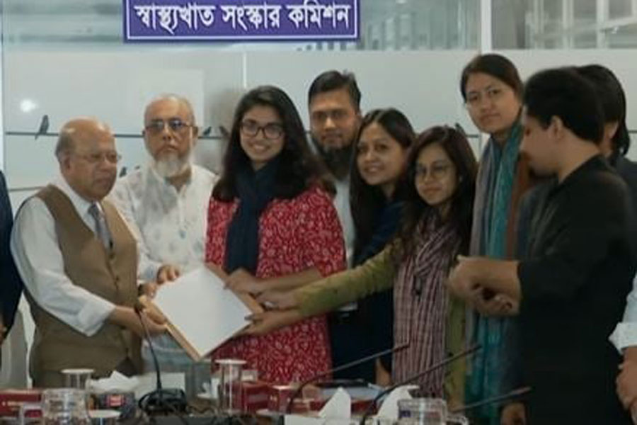 Nagorik Committee Joint Convener Dr Tasnim Jara handed over a seven-point proposal to the Health Sector Reform Commission in the capital on Tuesday.
