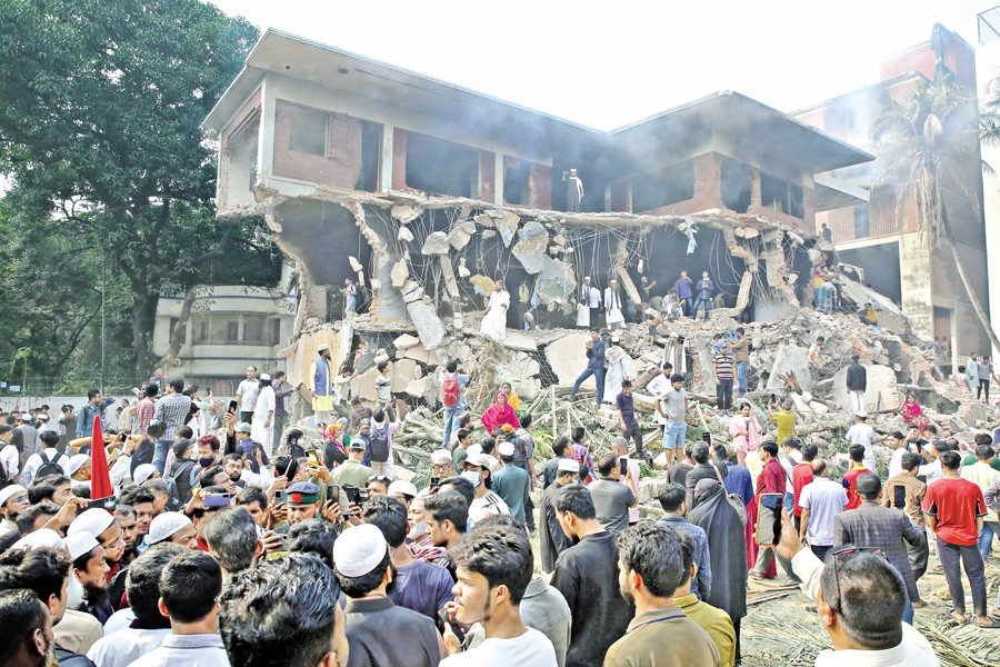 Curious members of the public pack the Dhanmondi-32 residence of Sheikh Mujibur Rahman after a large part of it was bulldozed on Thursday. The demolition began on Wednesday night in protest against the speech delivered on Facebook by former prime minister Sheikh Hasina, who was forced to flee to India during the mass uprising. — FE Photo by Asad-Uz-Zaman