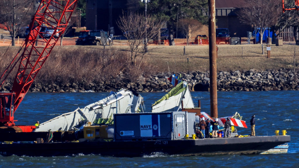 FILE PHOTO: A crane retrieves part of the wreckage from the Potomac River, in the aftermath of the collision of American Eagle flight 5342 and a Black Hawk helicopter that crashed into the river, by the Ronald Reagan Washington National Airport, in Arlington, Virginia, US, Feb 4, 2025. REUTERS/Eduardo Munoz/File Photo