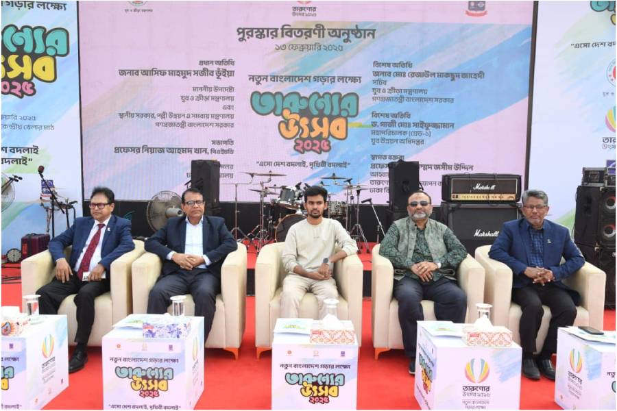Adviser Asif Mahmud Sojib Bhuiyan attended the closing ceremony of Dhaka University’s ‘Youth Festival 2025’ at the university central play ground.
