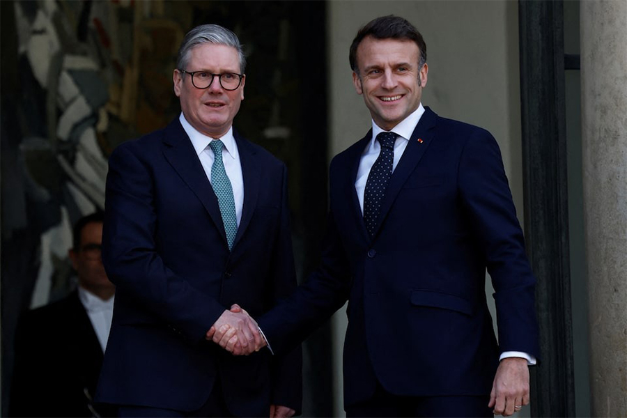 French President Emmanuel Macron welcomes Britain's Prime Minister Keir Starmer as he arrives for a meeting with European leaders on Ukraine and European security at the Elysee Palace in Paris, France on February 17, 2025 — Reuters photo