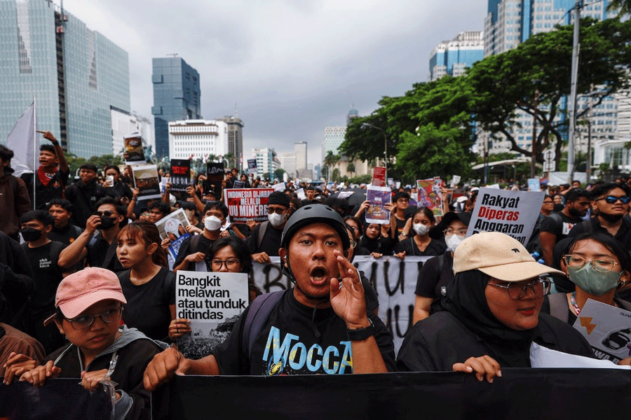 People take part in an anti-government protest called ‘Indonesia Gelap’ (Dark Indonesia), against the recent budget cuts and other policies, near the presidential palace in Jakarta, Indonesia, February 21, 2025.